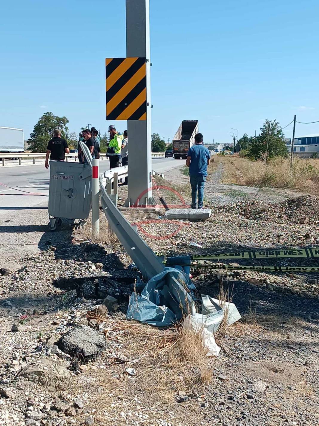 Konya’daki bir yolda TIR, hız ihlal tespit kameralarını kırdı 2